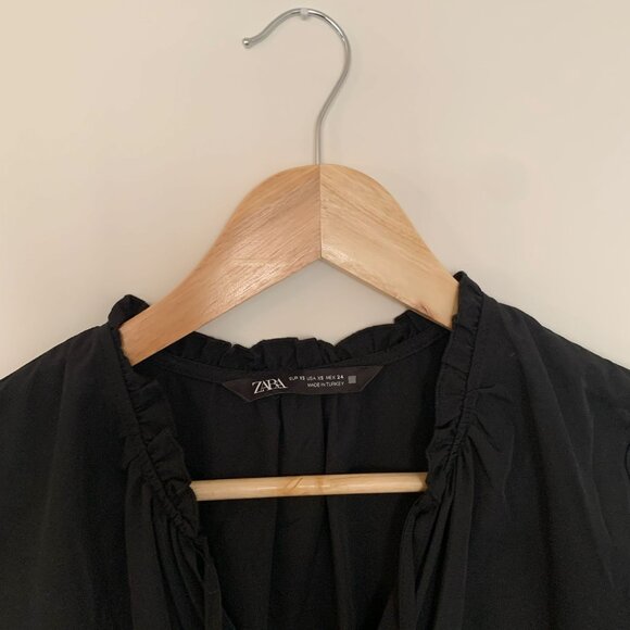 Beautiful long black pleated dress - Picture 2 of 4